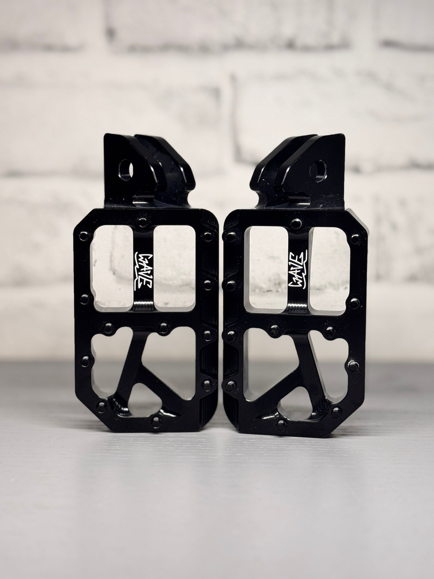 BLACK WAVE WIDE PEGS