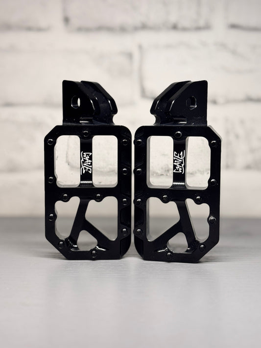 BLACK WAVE WIDE PEGS
